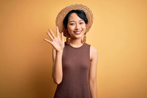 Giovane Bella Ragazza Asiatica Indossa Casual Shirt Cappello Isolato Sfondo — Foto Stock