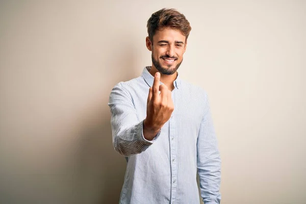 Sakallı Çizgili Tişörtlü Beyaz Arka Planda Duran Yakışıklı Genç Adam — Stok fotoğraf