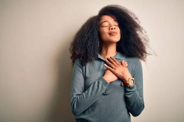 Mladá Krásná Africká Američanka Afro Vlasy Stojící Nad Izolovaným Pozadím — Stock fotografie
