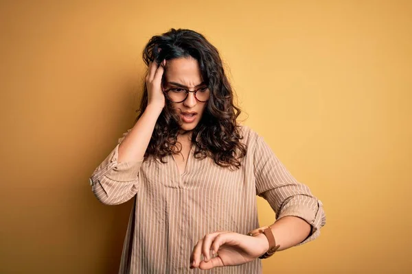 Schöne Frau Mit Lockigem Haar Gestreiftem Hemd Und Brille Vor — Stockfoto