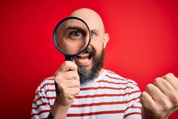 Guapo Detective Calvo Con Barba Usando Lupa Sobre Fondo Rojo —  Fotos de Stock