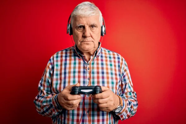 Senior Gutaussehend Hoary Gamer Mann Spielt Videospiel Mit Joystick Und — Stockfoto