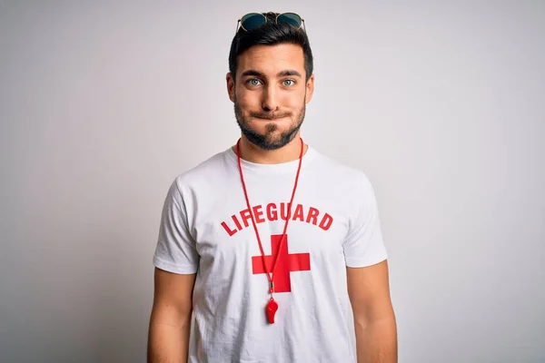 Jovem Bonitão Salva Vidas Com Barba Vestindo Camiseta Com Cruz — Fotografia de Stock