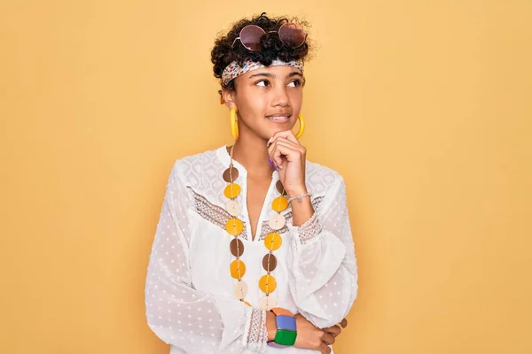 Joven Hermosa Afroamericana Afro Hippie Mujer Con Gafas Sol Accesorios — Foto de Stock