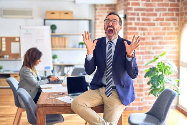 Hombre Negocios Guapo Mediana Edad Con Gafas Sentadas Escritorio Oficina — Foto de Stock