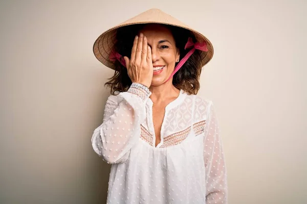 Middelbare Leeftijd Brunette Vrouw Dragen Aziatische Traditionele Conische Hoed Witte — Stockfoto