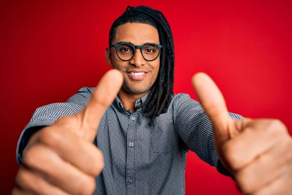Rastgele Gömlek Gözlük Takmış Genç Afro Amerikan Bir Adam Elleriyle — Stok fotoğraf