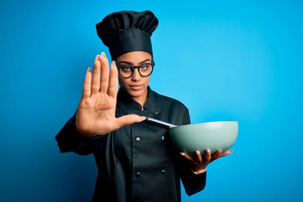 Ung Afrikansk Amerikansk Kock Flicka Bär Spis Uniform Och Hatt — Stockfoto