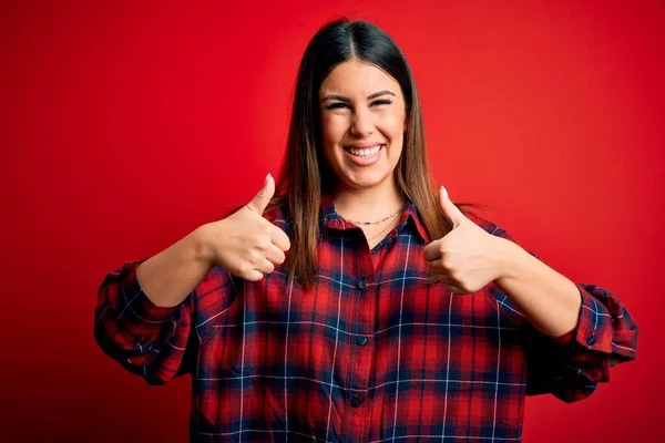 Junge Schöne Frau Trägt Lässiges Hemd Über Rotem Hintergrund Erfolgszeichen — Stockfoto