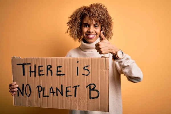 Mujer Activista Afroamericana Pidiendo Medio Ambiente Sosteniendo Pancarta Con Mensaje — Foto de Stock