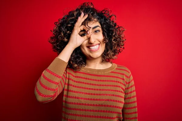 Jong Mooi Krullend Arabisch Vrouw Dragen Casual Gestreepte Trui Staan — Stockfoto