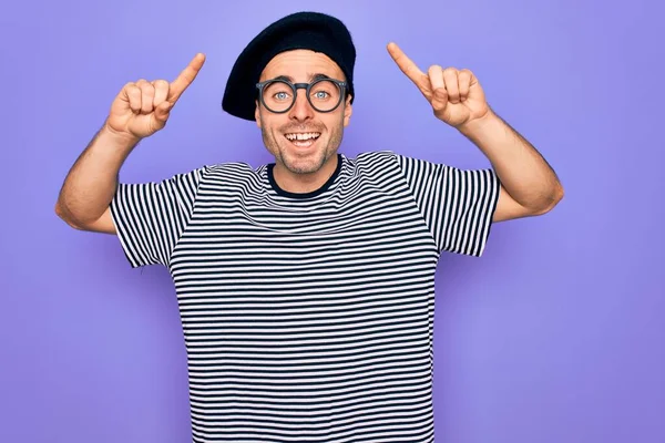 Schöner Mann Mit Blauen Augen Gestreiftem Shirt Und Französischer Baskenmütze — Stockfoto