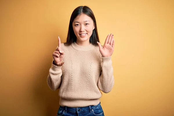 Junge Schöne Asiatische Frau Trägt Lässigen Pullover Über Gelbem Hintergrund — Stockfoto