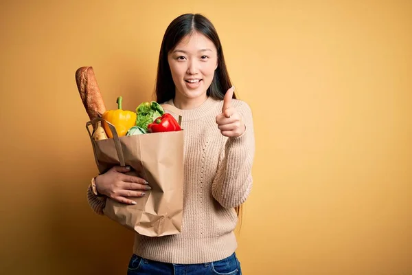 Joven Mujer Asiática Sosteniendo Bolsa Papel Comestibles Sanos Frescos Sobre — Foto de Stock