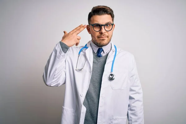 의사가 코트와 청진기를 착용하고 위에서 손가락을 총처럼 머리로 향하고 자살하는 — 스톡 사진