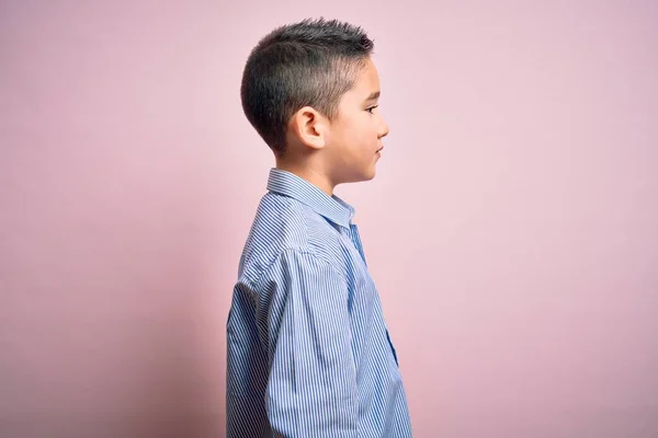 Kleiner Junge Kind Trägt Elegantes Hemd Das Über Rosa Isoliertem — Stockfoto