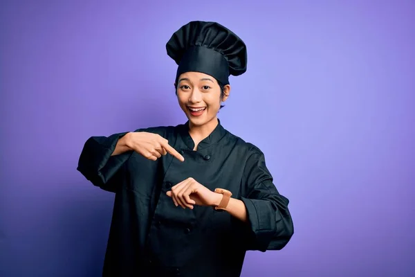 Mladý Krásný Číňan Kuchař Žena Sobě Vařič Uniformu Klobouk Přes — Stock fotografie