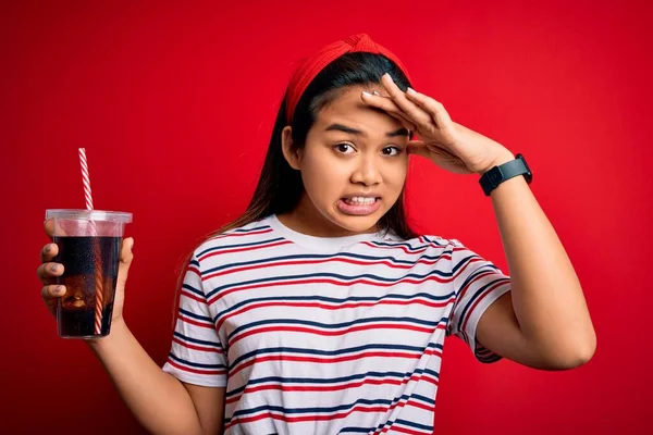 Joven Chica Asiática Bebiendo Refresco Gaseoso Cola Usando Paja Sobre —  Fotos de Stock