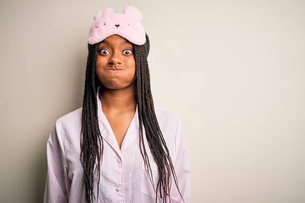 Jovem Afro Americana Vestindo Pijama Rosa Máscara Sono Sobre Fundo — Fotografia de Stock