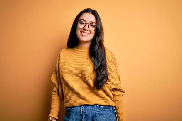 Mujer Morena Joven Con Gafas Suéter Casual Sobre Fondo Amarillo —  Fotos de Stock