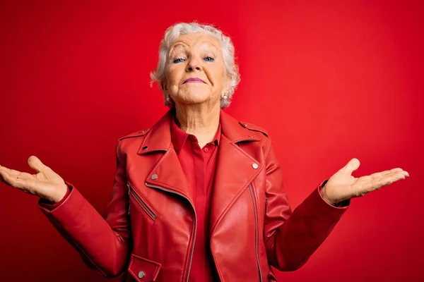 Idősebb Gyönyörű Ősz Hajú Alkalmi Piros Kabátban Napszemüvegben Tanácstalan Zavaros — Stock Fotó