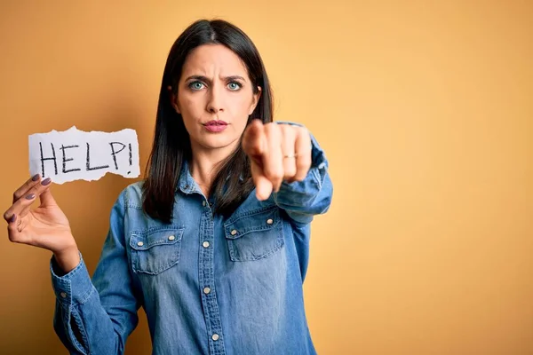 Jonge Brunette Vrouw Met Blauwe Ogen Vasthouden Voor Hulp Bescherming — Stockfoto