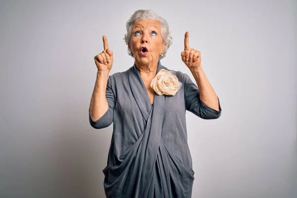 Una Guapa Mujer Alta Pelo Gris Con Vestido Ocasional Fondo — Foto de Stock