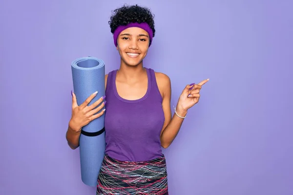 Genç Güzel Afro Amerikan Spor Kıyafetleri Giyen Yoga Minderi Tutan — Stok fotoğraf