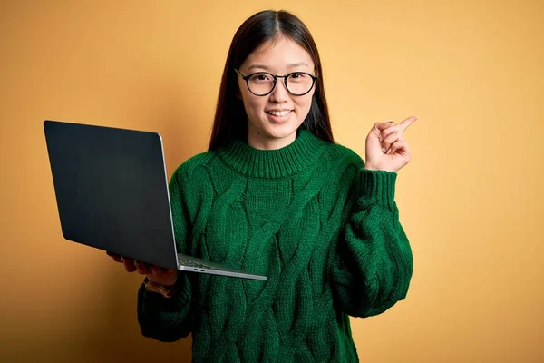 Joven Mujer Negocios Asiática Con Gafas Trabajando Con Computadora Portátil — Foto de Stock