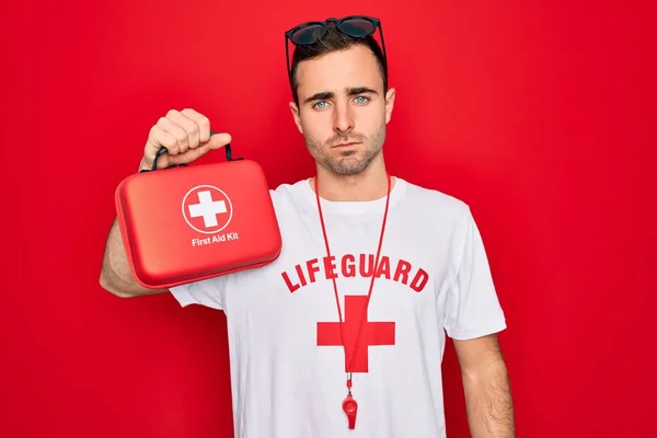 Joven Salvavidas Guapo Con Camiseta Con Cruz Roja Silbato Sosteniendo —  Fotos de Stock