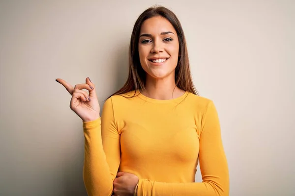 Jong Mooi Brunette Vrouw Dragen Geel Casual Shirt Witte Achtergrond — Stockfoto