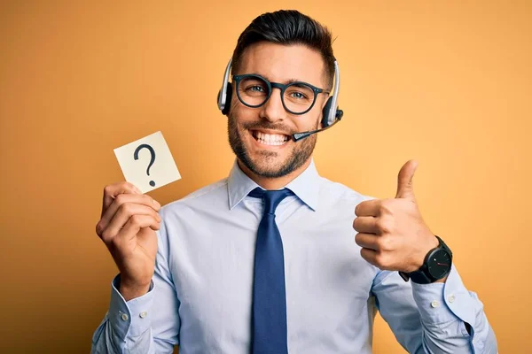 Üzletember Ügyfélszolgálat Headset Call Center Mutatja Kérdőjel Boldog Nagy Mosollyal — Stock Fotó