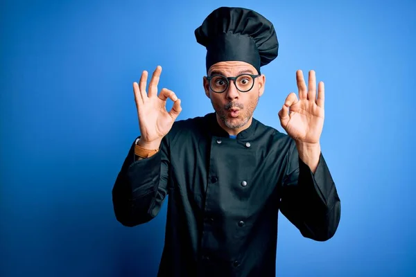 Joven Hombre Guapo Chef Con Uniforme Cocina Sombrero Sobre Fondo —  Fotos de Stock