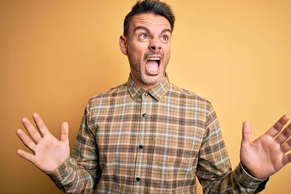 Joven Hombre Guapo Con Camisa Casual Pie Sobre Fondo Amarillo —  Fotos de Stock