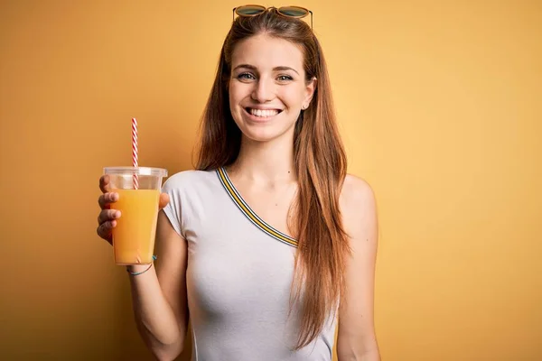 Joven Hermosa Pelirroja Bebiendo Jugo Naranja Saludable Sobre Fondo Amarillo — Foto de Stock