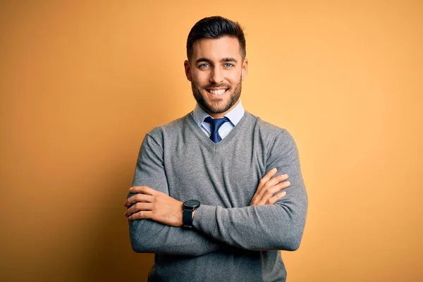 Der Junge Gutaussehende Geschäftsmann Trägt Eleganten Pullover Und Krawatte Über — Stockfoto