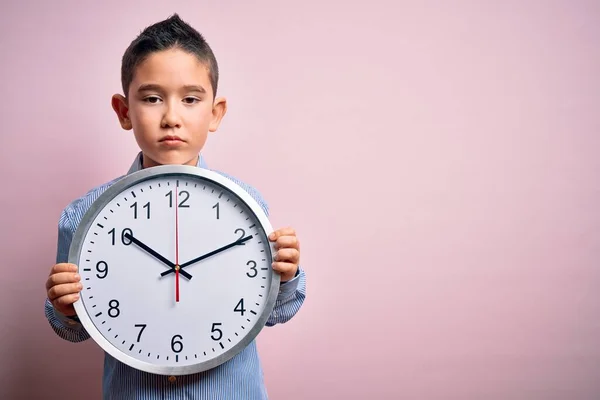 Jong Jongetje Houden Grote Minuut Klok Geïsoleerde Roze Achtergrond Met — Stockfoto