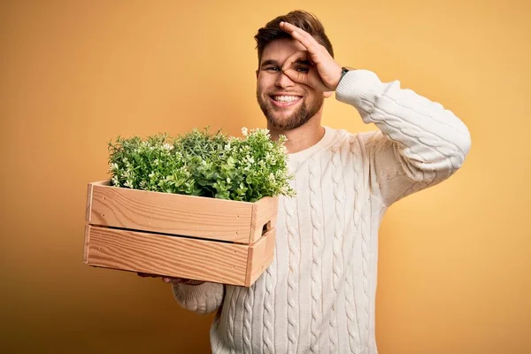 Jonge Blonde Tuinman Met Baard Blauwe Ogen Met Houten Doos — Stockfoto