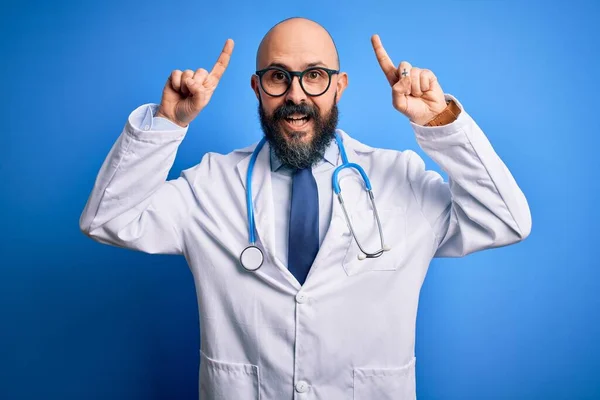 Bonito Homem Médico Careca Com Barba Vestindo Óculos Estetoscópio Sobre — Fotografia de Stock