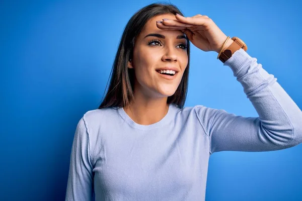 Giovane Bella Donna Bruna Indossa Maglione Casual Piedi Sfondo Blu — Foto Stock