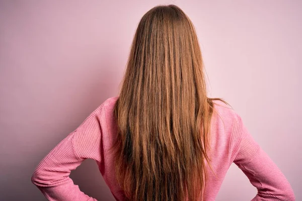 Joven Mujer Pelirroja Hermosa Usando Suéter Casual Sobre Fondo Rosa —  Fotos de Stock