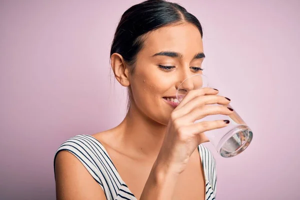 Joven Hermosa Morena Sonriendo Feliz Confiada Pie Con Una Sonrisa —  Fotos de Stock