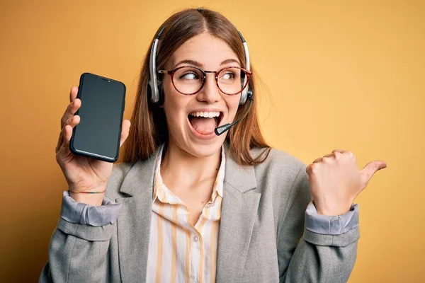 Junge Rothaarige Callcenter Agentin Mit Headset Halterung Zeigt Bildschirm Des — Stockfoto