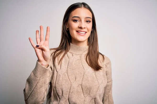 Jong Mooi Brunette Vrouw Dragen Casual Trui Staan Witte Achtergrond — Stockfoto