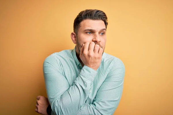 Ein Junger Geschäftsmann Mit Blauen Augen Trägt Elegantes Grünes Hemd — Stockfoto