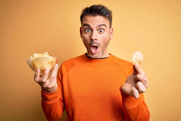 Ung Stilig Man Som Håller Skål Med Potatis Chips Över — Stockfoto