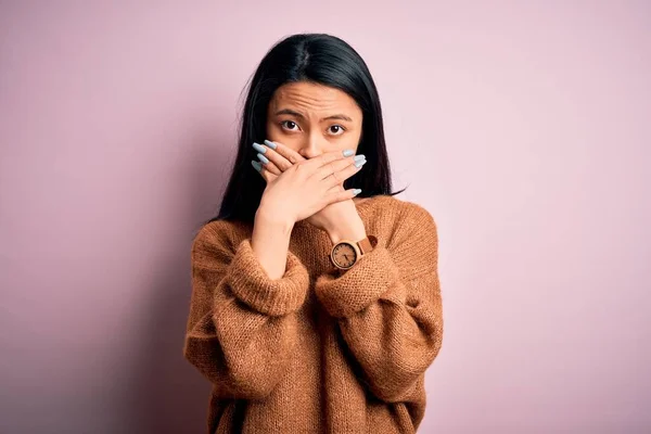 Giovane Bella Donna Cinese Indossa Maglione Casual Sfondo Rosa Isolato — Foto Stock