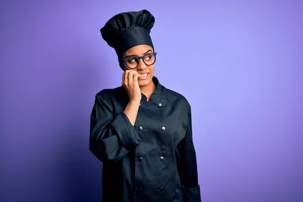 Afro Amerikalı Aşçı Kız Aşçı Üniforması Mor Arka Planda Şapka — Stok fotoğraf