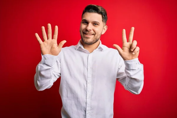 Junger Geschäftsmann Mit Blauen Augen Trägt Elegantes Hemd Vor Rotem — Stockfoto