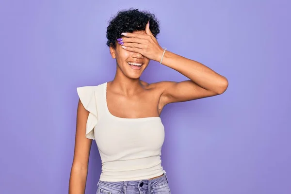 Fiatal Gyönyörű Afro Amerikai Afro Alkalmi Pólót Visel Lila Háttér — Stock Fotó